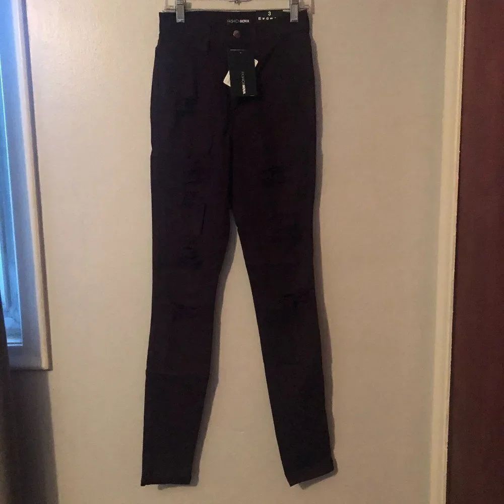 FASHION NOVA Jeans Sz 3 Distressed High Rise